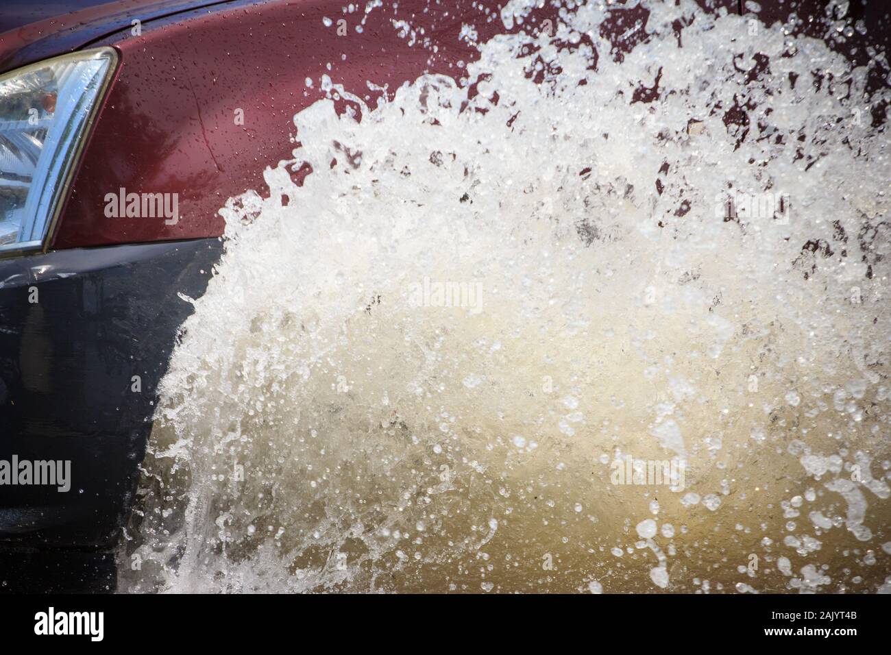 Splash par une voiture car il passe par l'eau d'inondation Banque D'Images