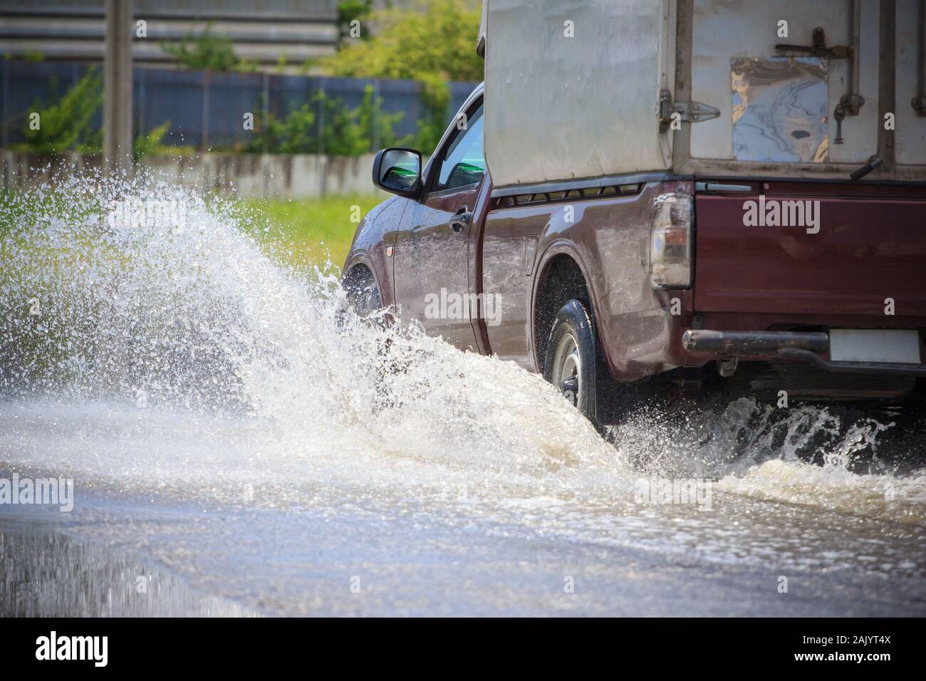 Splash par une voiture car il passe par l'eau d'inondation Banque D'Images