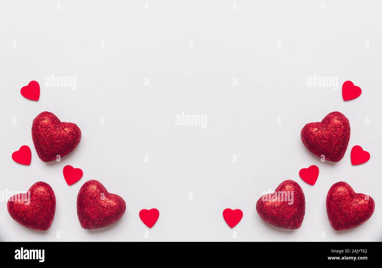 Stock photo de grands et petits coeurs rouges sur fond blanc. Coeurs en bas à l'aide d'un espace pour le texte Banque D'Images