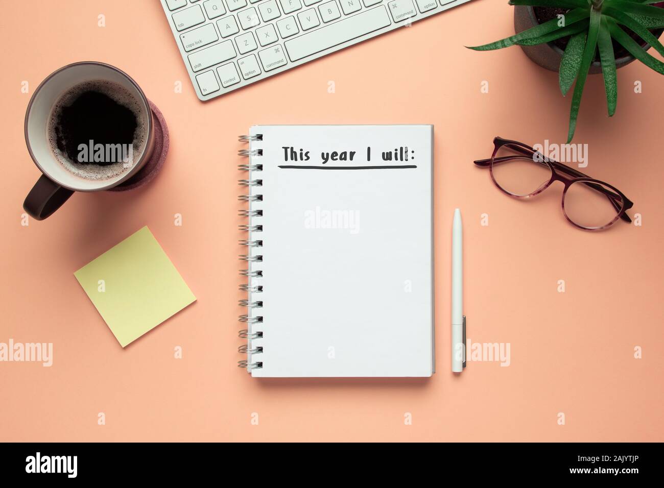 Stock photo de nouvel an 2020 portable avec liste des résolutions et des objets sur fond rose Banque D'Images