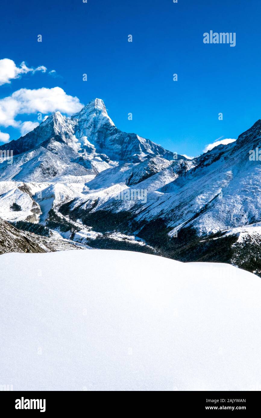 L'Ama Dablam montagne s'élevant au-dessus de la vallée du Khumbu au camp de base de l'Everest Trek, au Népal Himalaya Banque D'Images