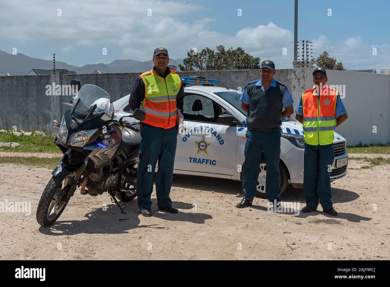 Hermanus, Western Cape, Afrique du Sud. Décembre 2019. Les agents de circulation police Overstrand équipe sur le bord de la route à Hermanus, Afrique du Sud Banque D'Images