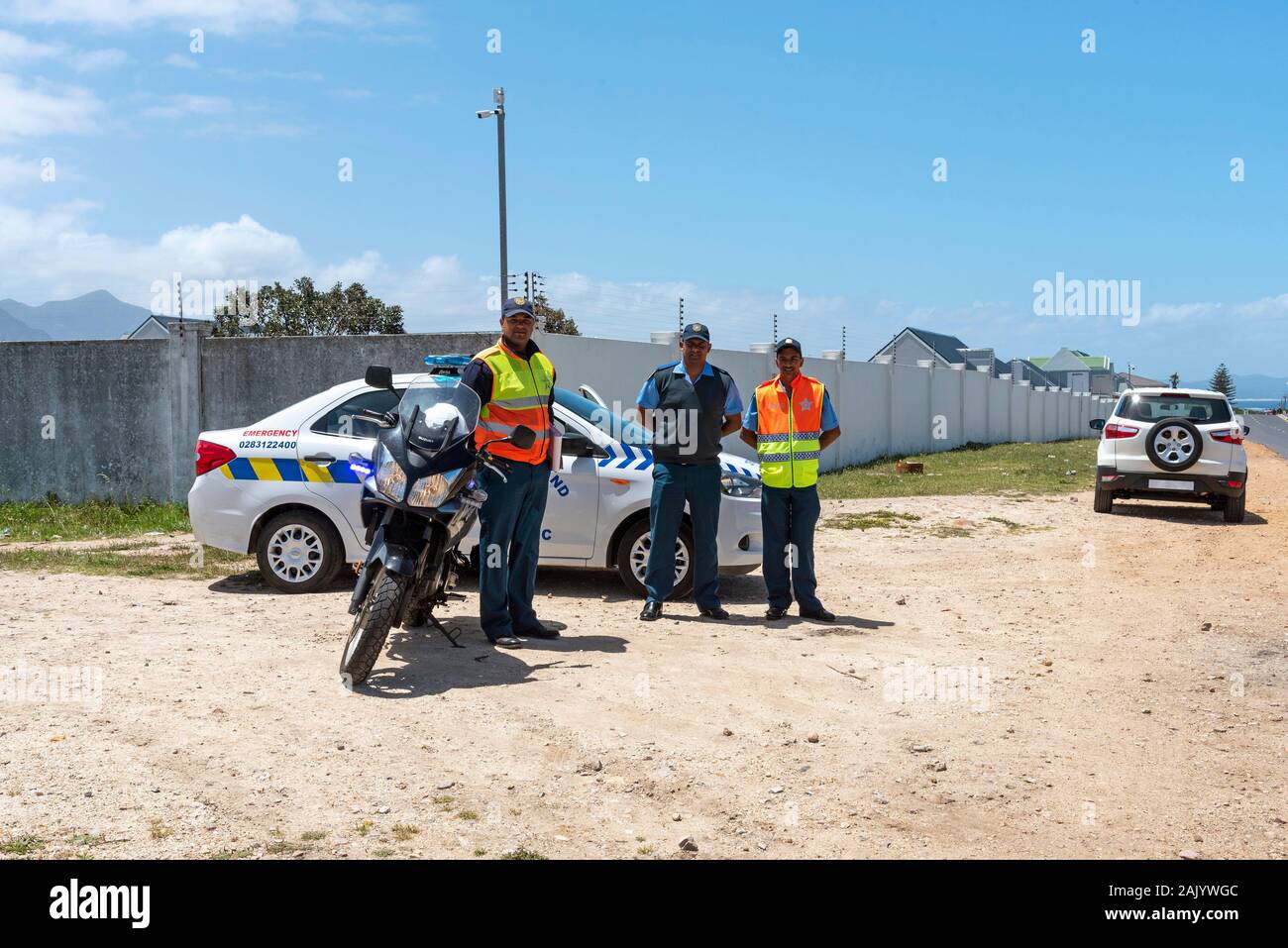 Hermanus, Western Cape, Afrique du Sud. Décembre 2019. Les agents de circulation police Overstrand équipe sur le bord de la route à Hermanus, Afrique du Sud Banque D'Images