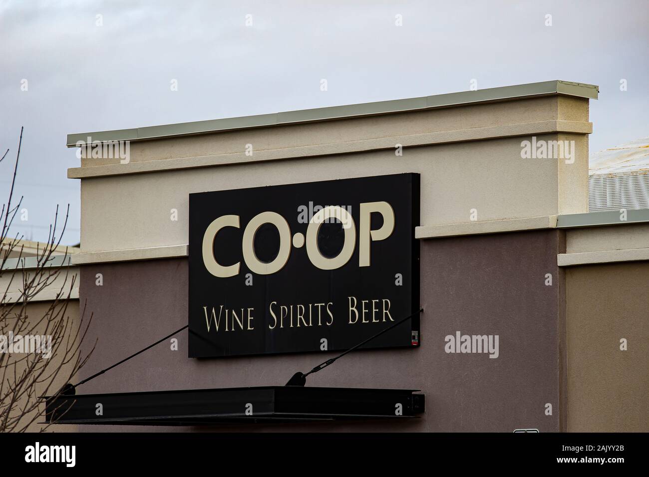 Calgary (Alberta). Canada 5 janv. 2020. Un gros plan d'une coopérative de vin spiritueux bière signe. La Calgary Co-op pour éliminer les sacs en plastique à partir de magasins d'alcools, c-store Banque D'Images