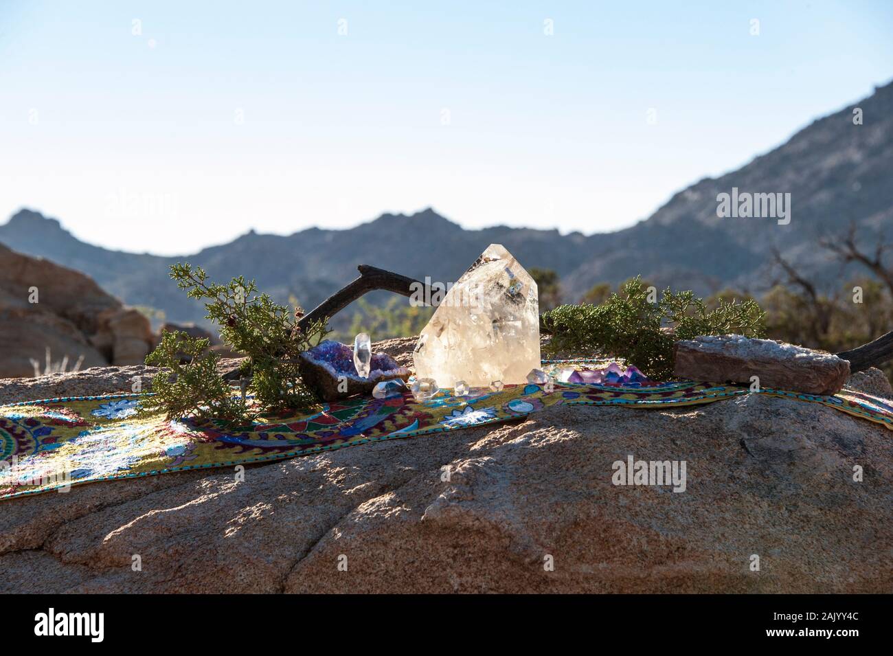 Autel de cristal dans le désert avec un paysage de montagne. Banque D'Images