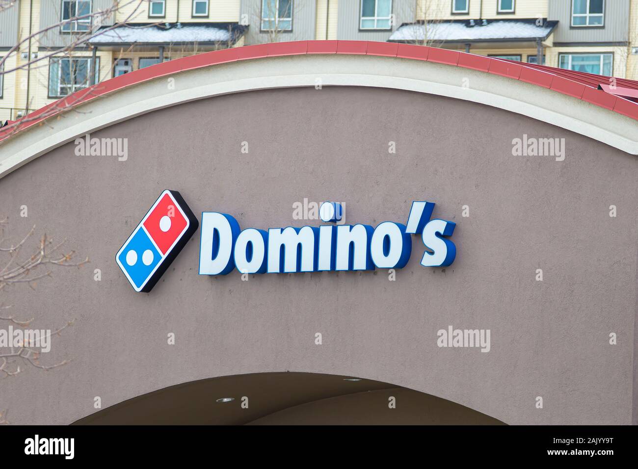 Calgary (Alberta). Canada Jan 4 2020. Un gros plan d'un panneau Dominos Pizza store. Les aliments à base de végétaux Domino's Pizza se joindra à la manie. Titre Banque D'Images