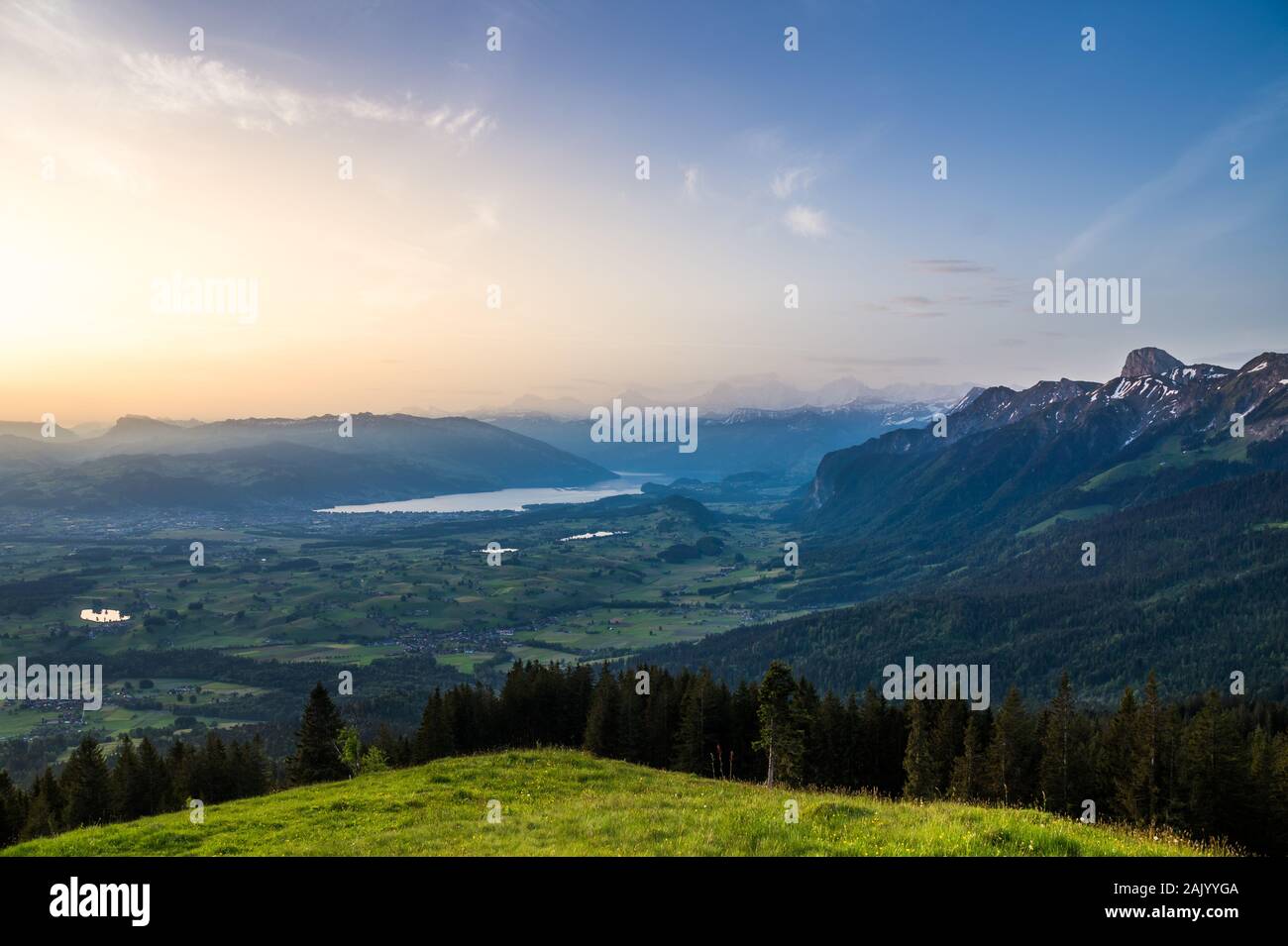 Soir en Suisse avec vue panoramique sur le lac dans les alpes Banque D'Images