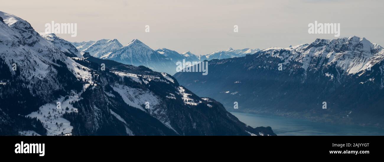 Alpes suisses au cours de l'hiver avec des montagnes et des arbres couverts de neige Banque D'Images