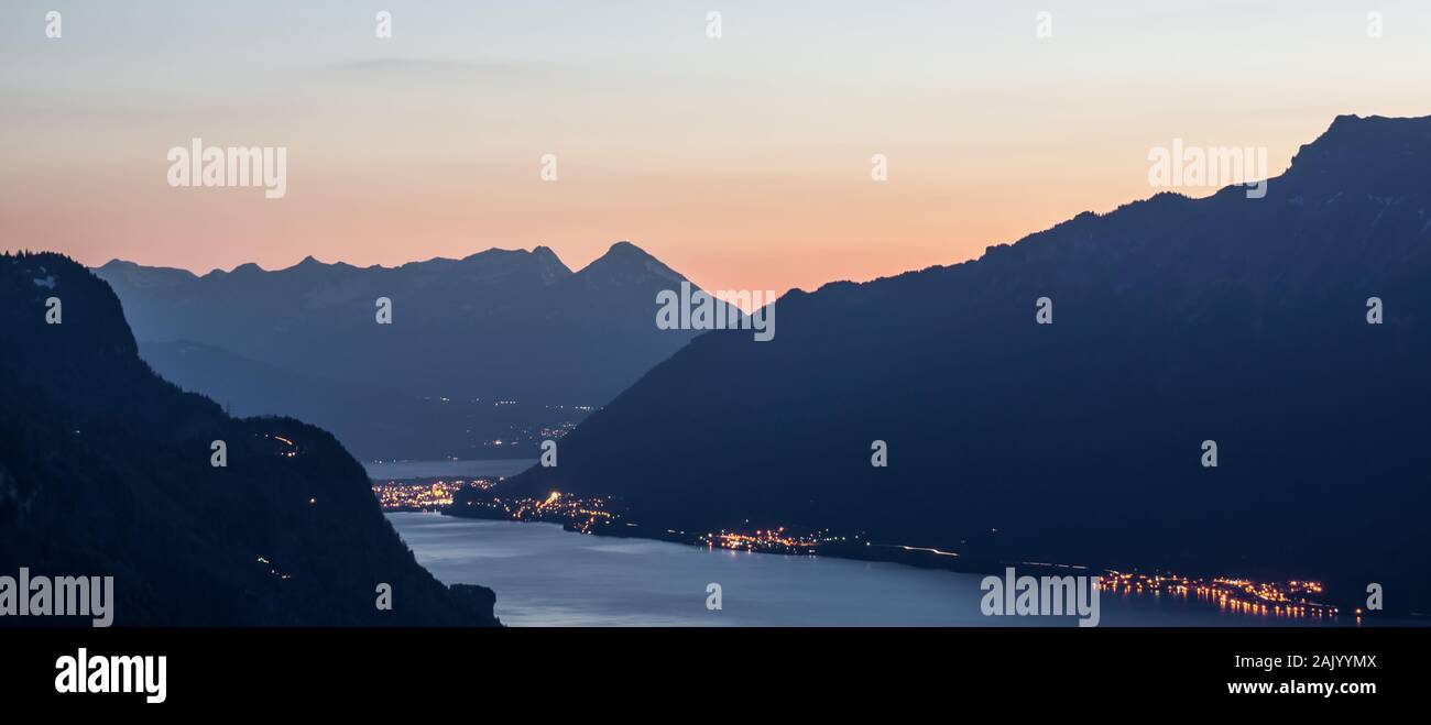 Vue panoramique sur les alpes suisses au cours de la fin de l'été ou en automne dans la soirée Banque D'Images