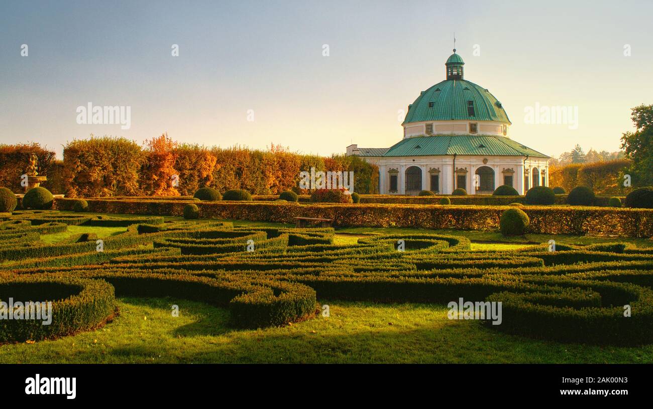 Jardin des fleurs à Kromeriz (monument de l'UNESCO) - Parc baroque. Rotonde au milieu du jardin, coucher de soleil d'automne, ciel clair Banque D'Images