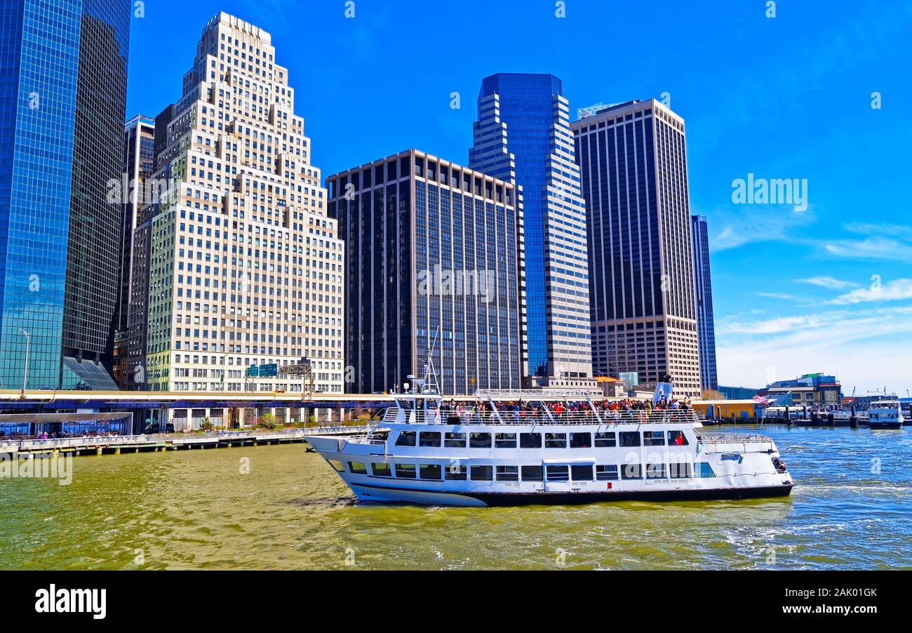 East River ferry devant le majestueux bâtiments bas Manhattan reflex Banque D'Images