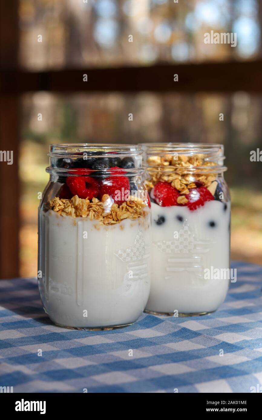 Yaourts, petits fruits, granola dans des pots Mason Banque D'Images