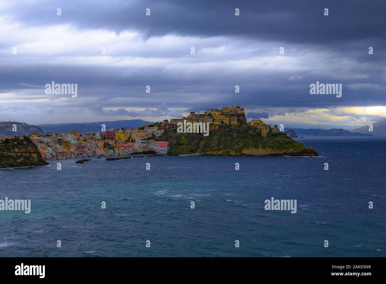 La petite île de Procida magique en hiver. Le voir se traduit par le village de pêcheurs de Corricella et le quartier historique de Terra Murata. Banque D'Images
