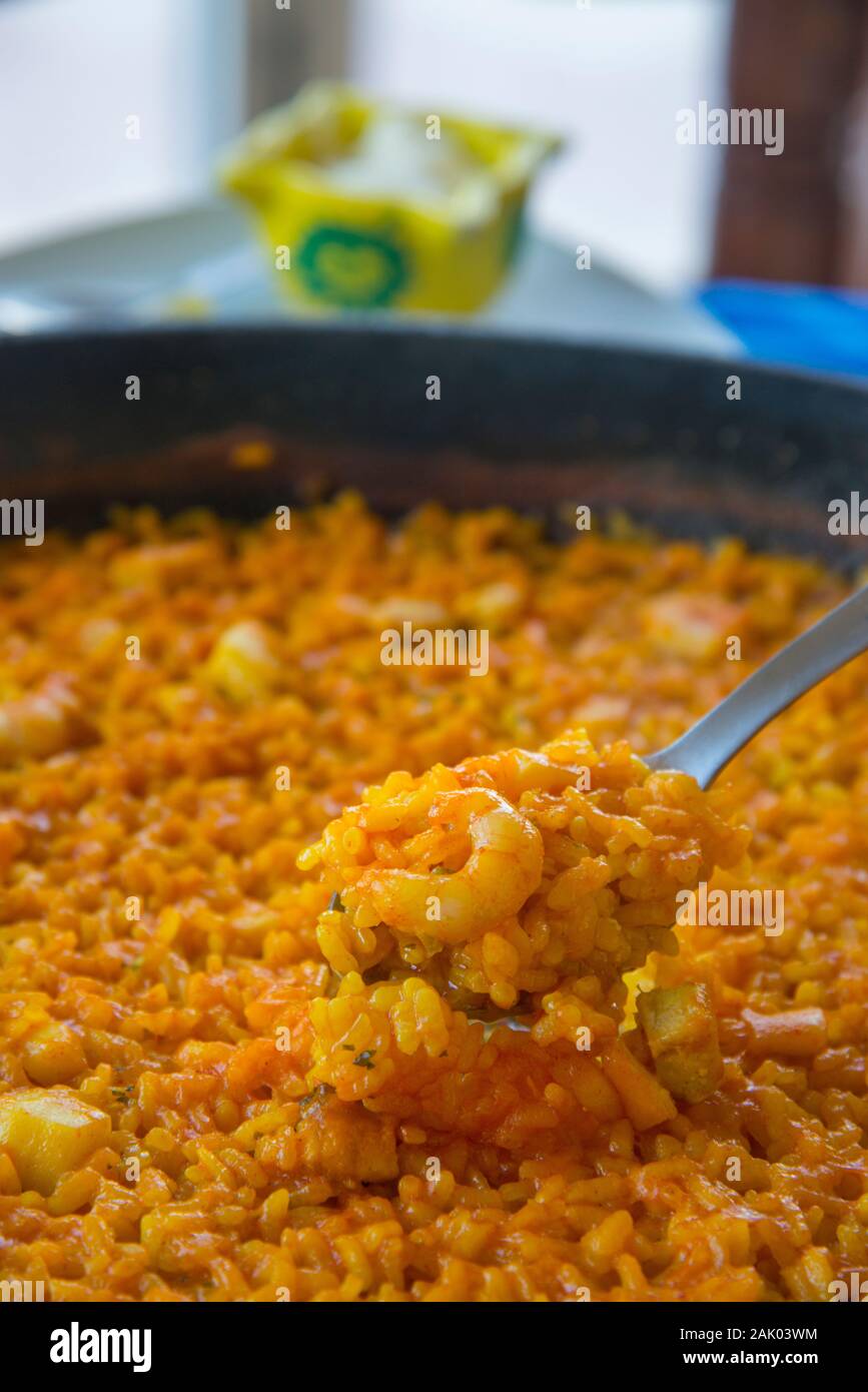 Servir la paella. Valence, Espagne. Banque D'Images