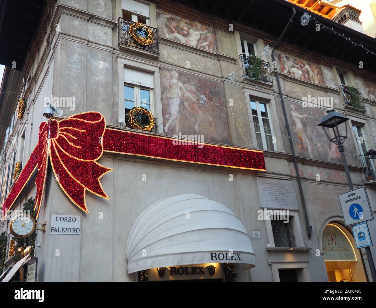Décoration de Noël Rolex avec noeud rouge - Brescia - Italie Banque D'Images
