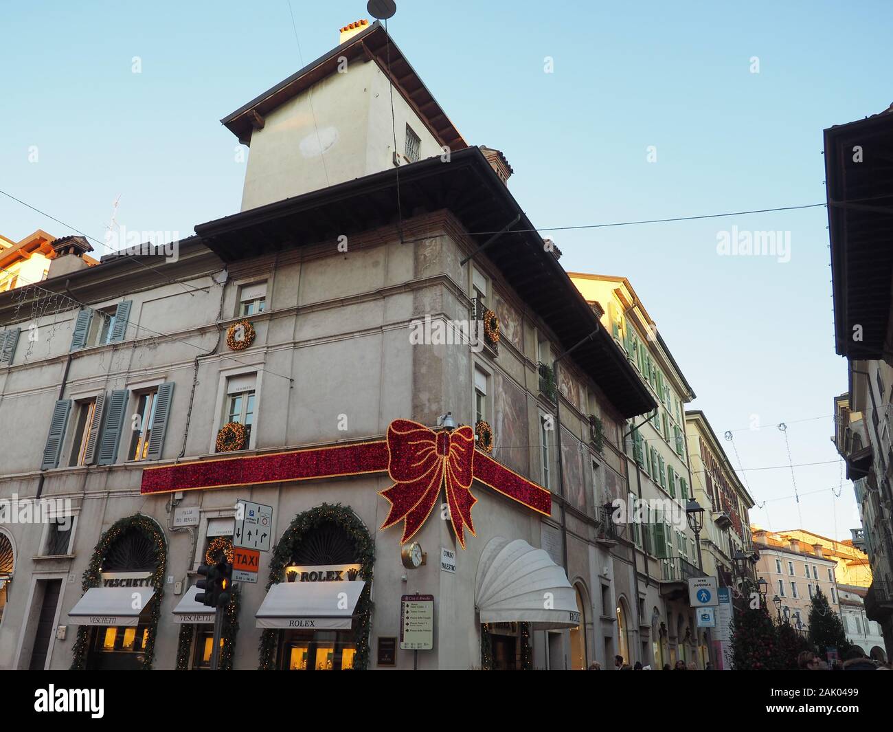 Décoration de Noël Rolex avec noeud rouge - Brescia - Italie Banque D'Images