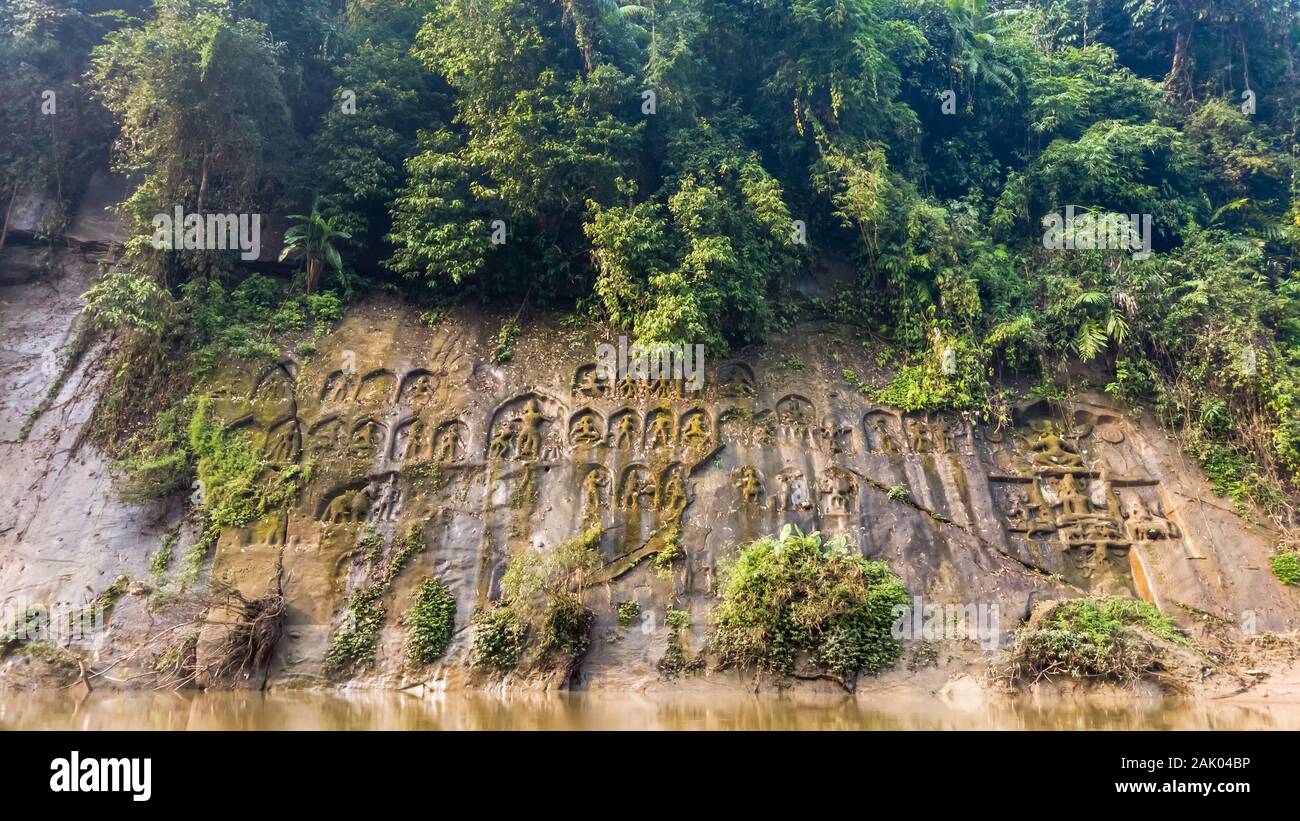 Les sculptures du 15ème siècle ancienne de divinités hindoues sur les murs escarpés des collines bordant la rivière Gomti dans Chabimura au Tripura, de l'Inde. Banque D'Images