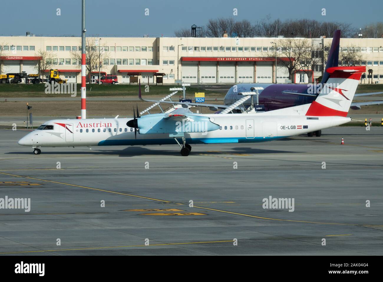 Budapest / Hongrie - Mars 27, 2019 : Austrian Airlines Bombardier DHC-8 Q400 OE-LGB avion du passager départ et décoller à l'Aéroport de Budapest Banque D'Images