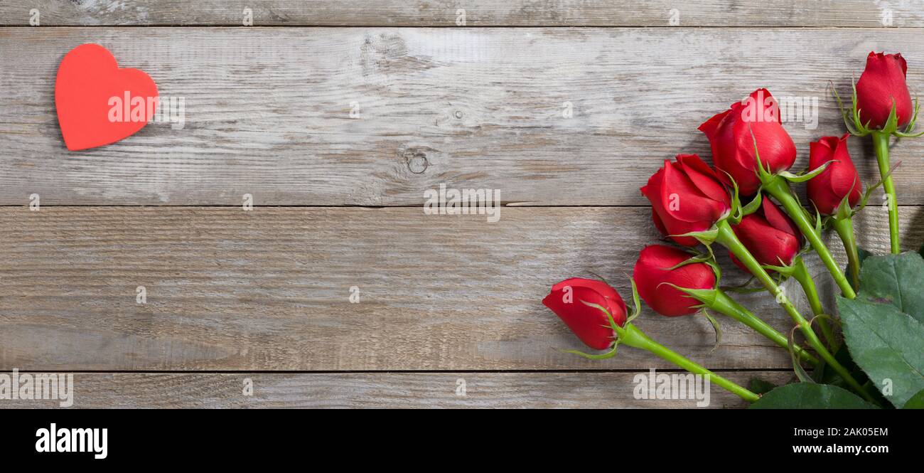 Carte de souhaits St-valentin arrière-plan. Roses et Rose coeur sur table ancienne Banque D'Images