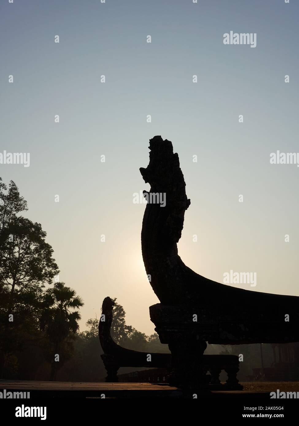 La silhouette d'une sculpture de serpent au lever du soleil à Angkor Wat Banque D'Images