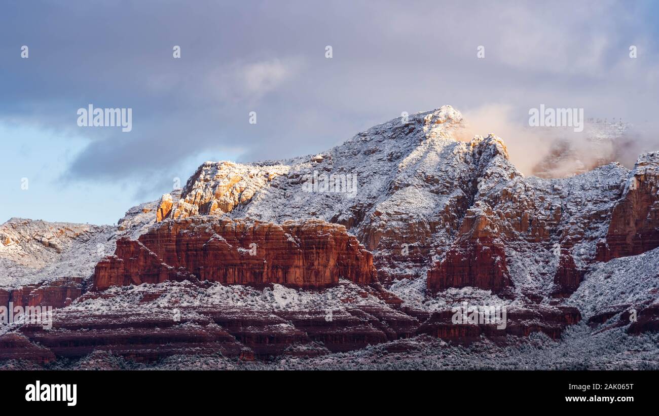 Beaux paysages d'hiver de Sedona Red Rocks couverte de neige et de brouillard le matin, passant de la montagne. Banque D'Images