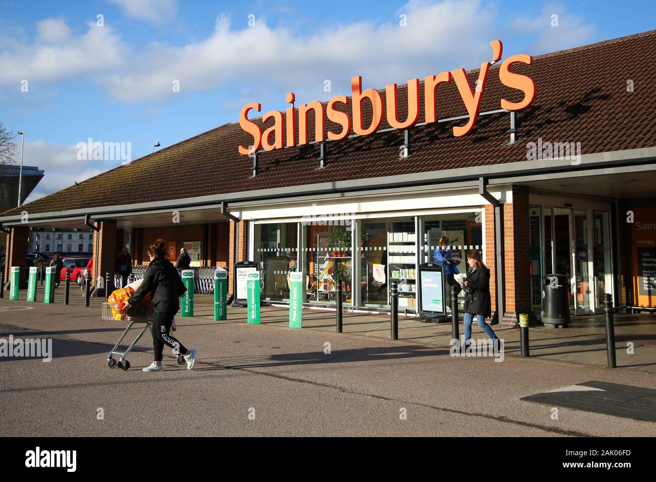 Londres, Royaume-Uni. 6 janvier, 2020. Vue d'un logo de Sainsbury's à l'extérieur de sa succursale au nord de Londres. Le mercredi 8 janvier 2020, J. Sainsbury publiera sa déclaration de négociation jusqu'à la fin du troisième trimestre. Credit : Dinendra Haria SOPA/Images/ZUMA/Alamy Fil Live News Banque D'Images