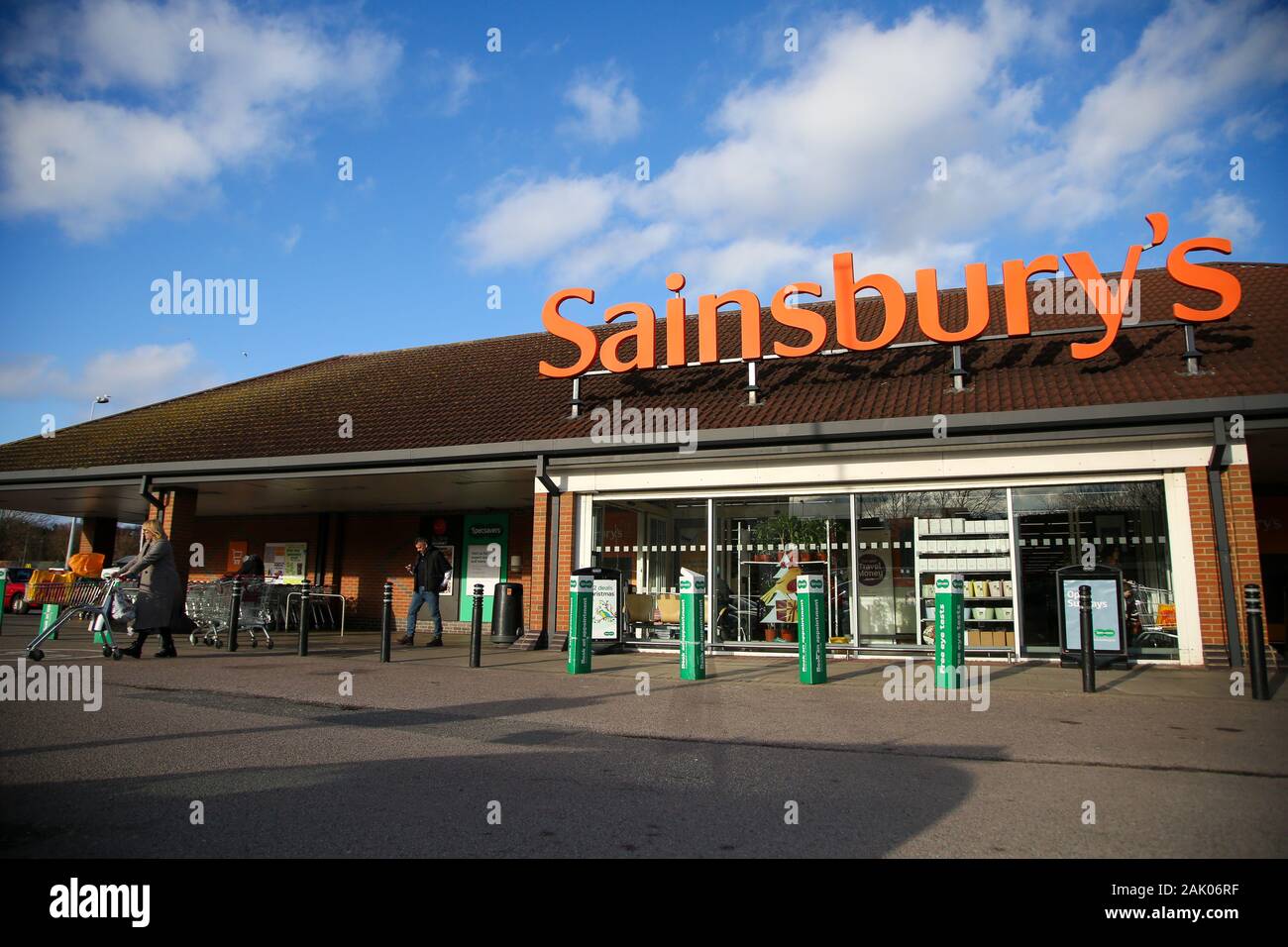 Londres, Royaume-Uni. 6 janvier, 2020. Vue d'un logo de Sainsbury's à l'extérieur de sa succursale au nord de Londres. Le mercredi 8 janvier 2020, J. Sainsbury publiera sa déclaration de négociation jusqu'à la fin du troisième trimestre. Credit : Dinendra Haria SOPA/Images/ZUMA/Alamy Fil Live News Banque D'Images