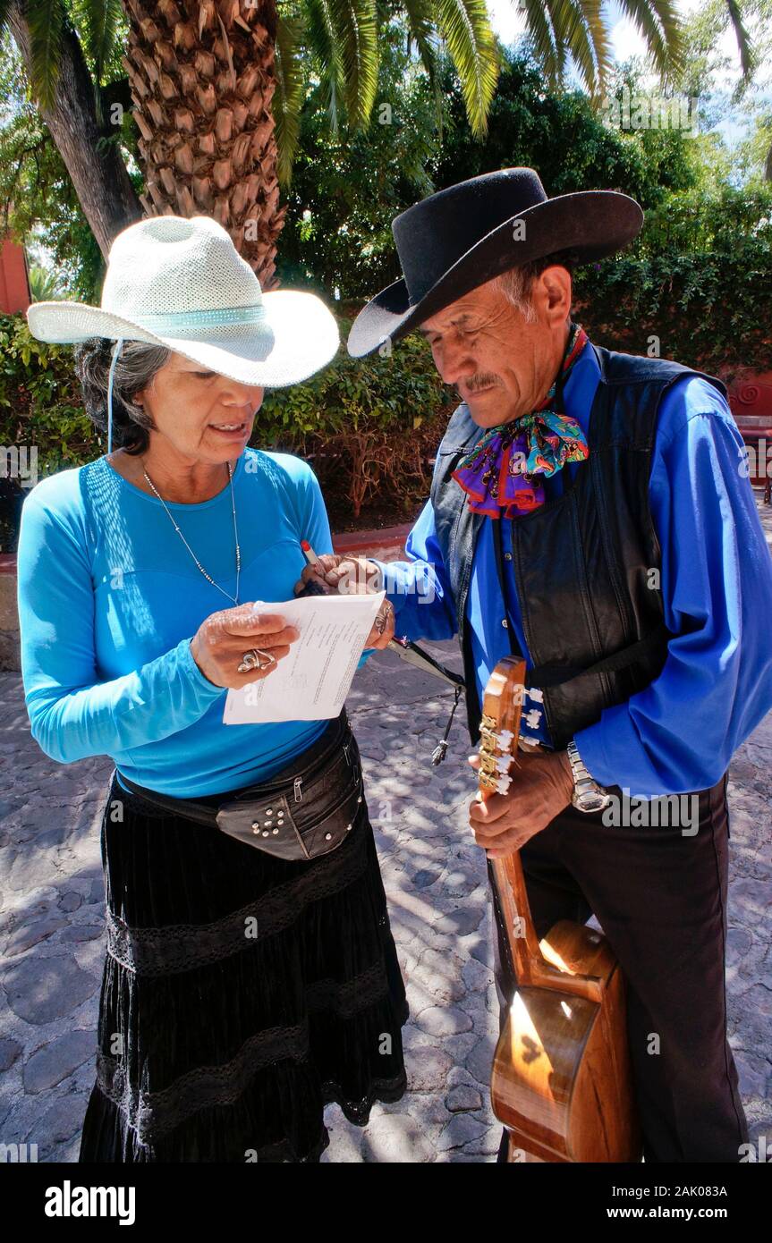 Chanteurs de la cour del Chorro Lavaderos, San Miguel de Allende, Mexique Banque D'Images