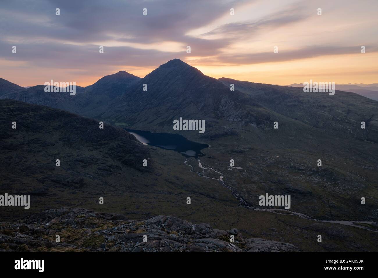 Vue sur les montagnes Blaven et Cuillin depuis le sommet de Sgurr Na STRI, île de Skye, Écosse Banque D'Images