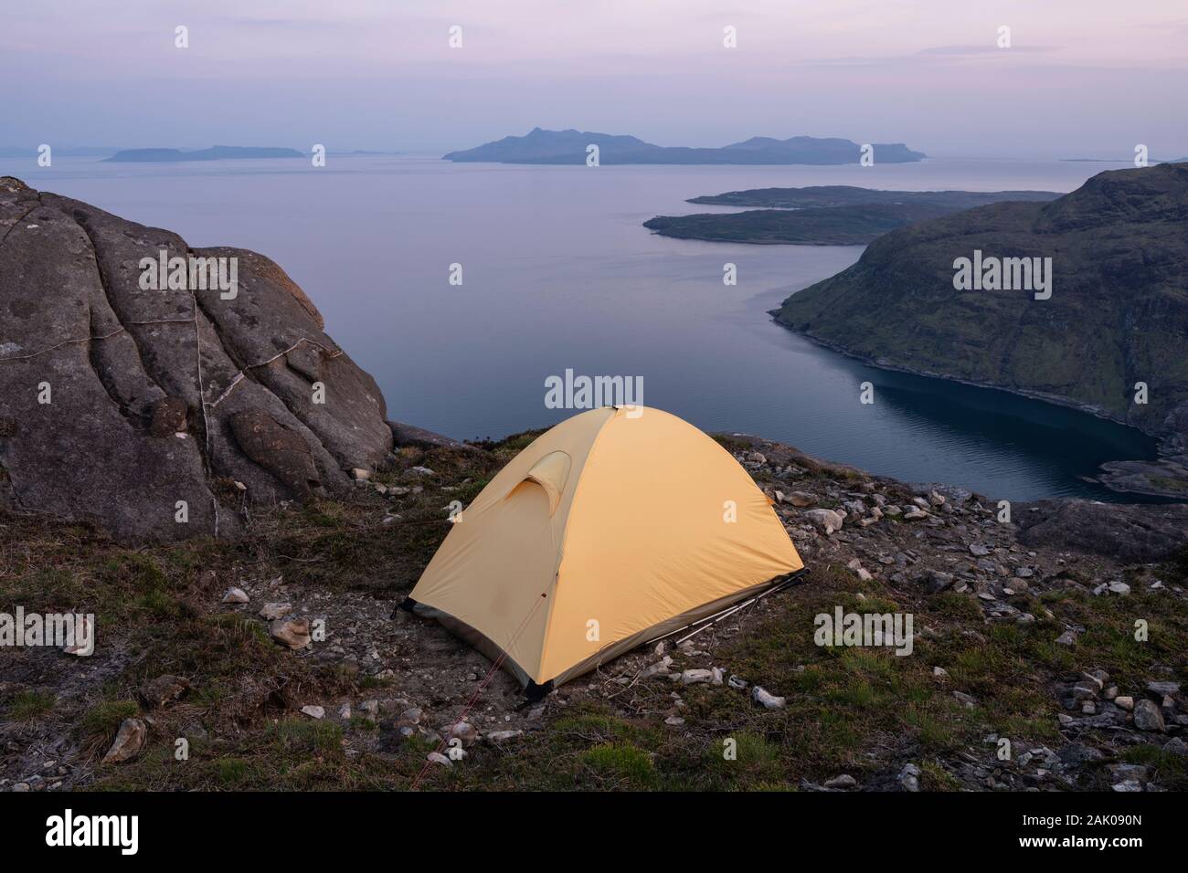 Tente de camping sur sommet de Sgurr na ires, île de Skye, Écosse Banque D'Images