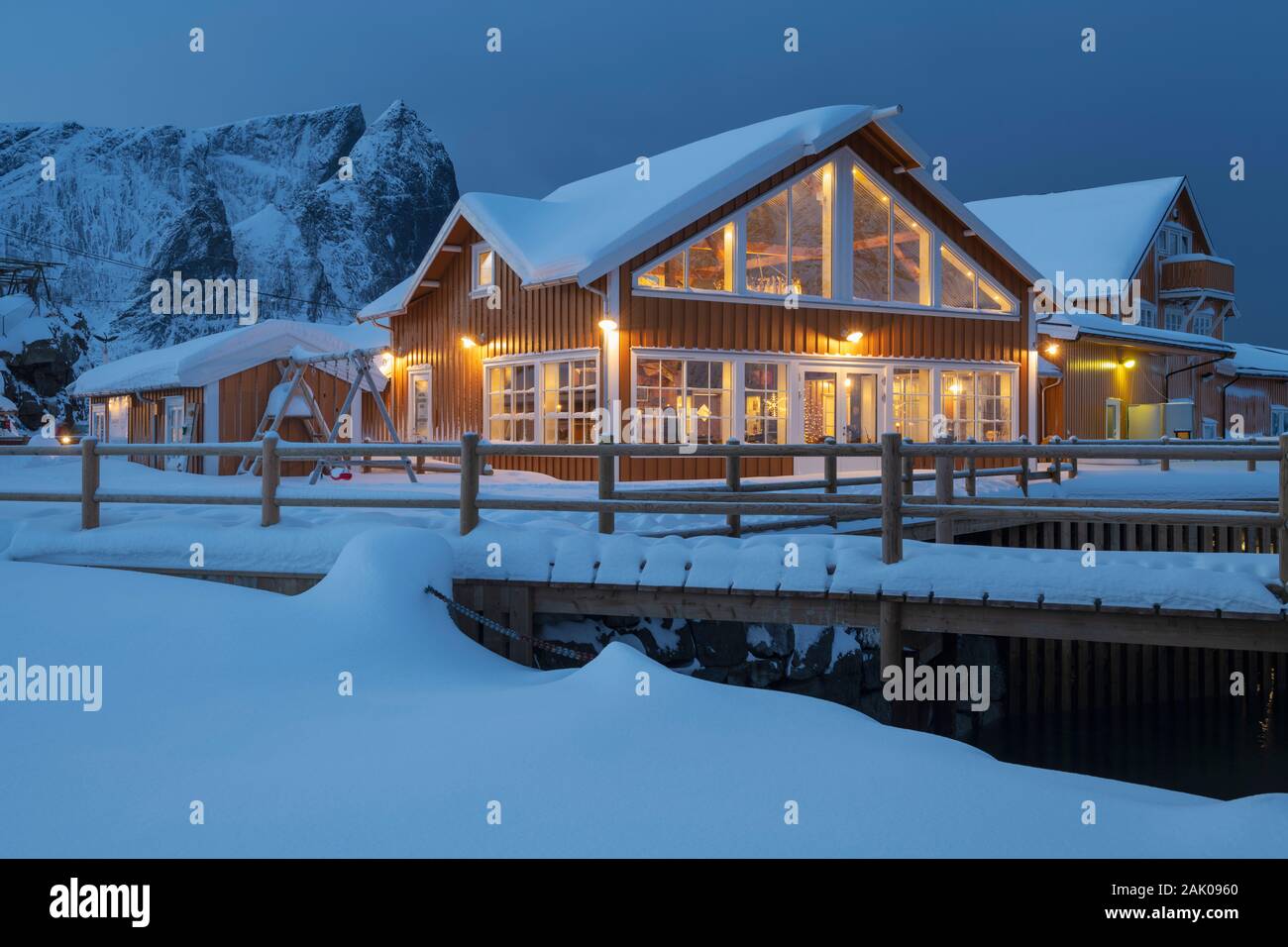 Cabine jaune d'Sakrisøy cafe, Moskenesøy, îles Lofoten, Norvège Banque D'Images
