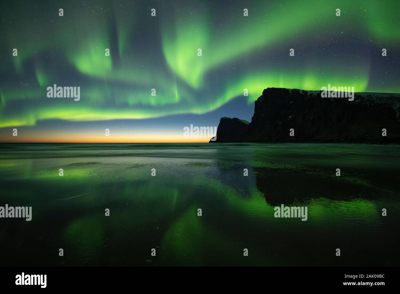 La splendeur des aurores boréales aurores boréales - remplir le ciel de Kvalvika plage et les montagnes environnantes, le Parc National Lofotodden, Moskenesøy, Lofoten est Banque D'Images