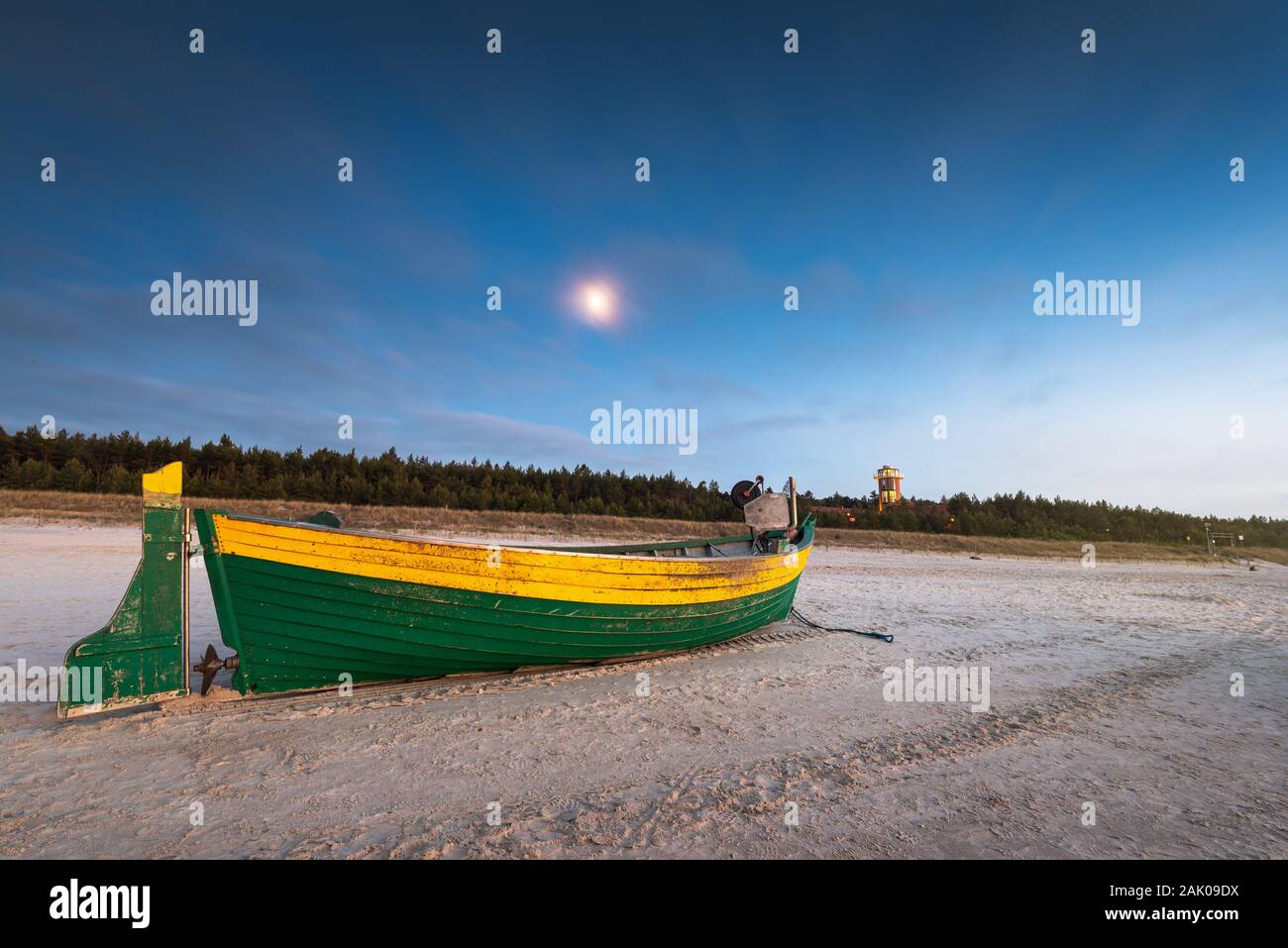 Bateau de pêche sur la plage de sable de Debki village, mer Baltique, la Pologne. Banque D'Images
