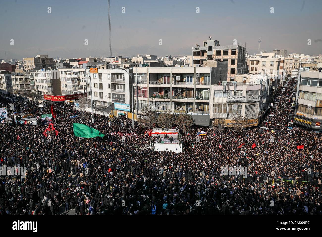 Téhéran, Iran. 08Th Jan, 2020. Des milliers de personnes rassemblées autour de l'Iranien cercueils de Gardes révolutionnaires iraniens Commander Qasem Soleimani pour rendre hommage à leur chef au cours de ses funérailles à Téhéran, Iran, le lundi, Janvier 6, 2020. Soleimani a été tué dans un bombardement américain à Bagdad. Photo par Majid Asgaripour/UPI UPI : Crédit/Alamy Live News Banque D'Images
