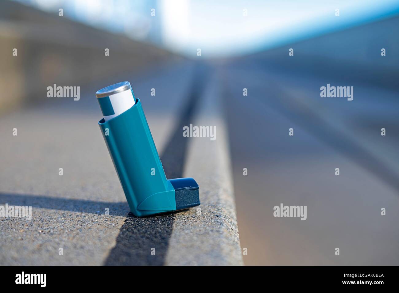 L'asthme inhalateur bleu isolé. Produit médical pour prévenir et traiter l'asthme. Banque D'Images