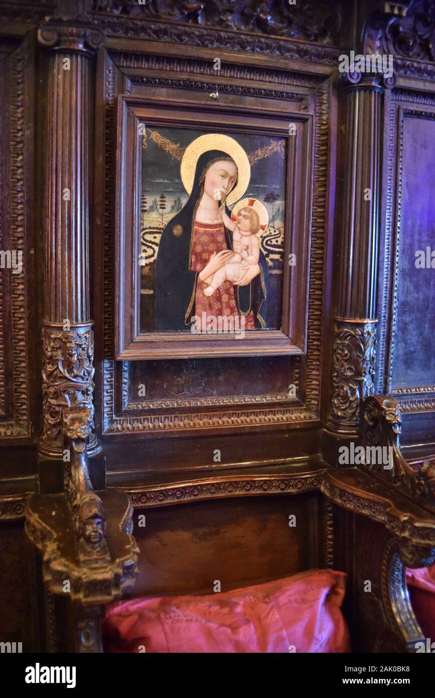 San Simeon, CA, États-Unis d'Amérique le 6 décembre 2017. William R. Hearst Castle. San Simeon California State Monument Historique. Assemblée générale salle remplie avec l'art Banque D'Images