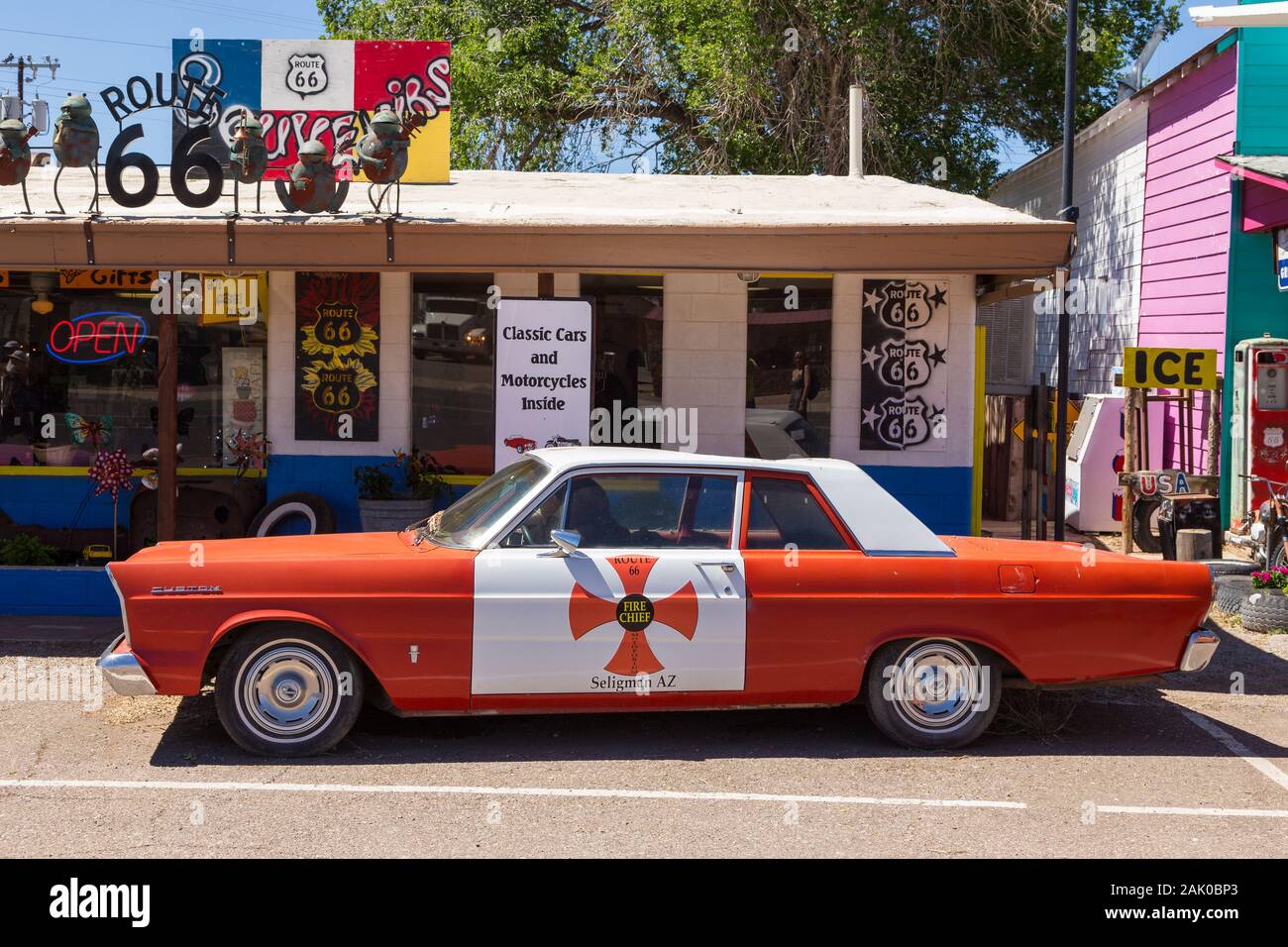 Seligman, Arizona, USA- 01 juin 2015 : Ancien, antique voiture garée sur la mythique Route 66. Boutiques de souvenirs et un symbole de la célèbre rue dans le backg Banque D'Images