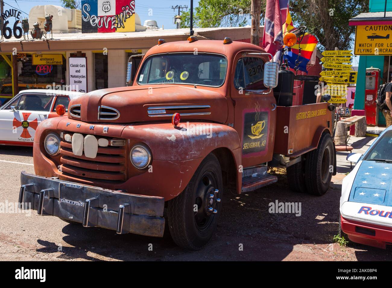 Seligman, Arizona, USA- 01 juin 2015 : Ancien, antique voiture garée sur la mythique Route 66. Boutiques de souvenirs et un symbole de la célèbre rue dans le backg Banque D'Images