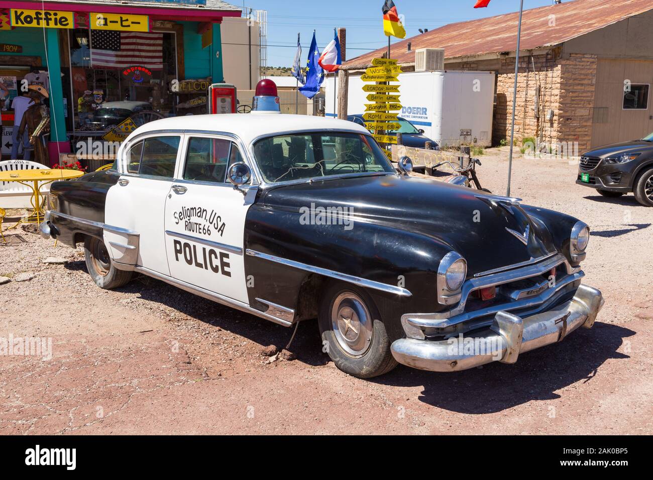 Seligman, Arizona, USA- 01 juin 2015 : Ancien, antique voiture garée sur la mythique Route 66. Boutiques de souvenirs et un symbole de la célèbre rue dans le backg Banque D'Images