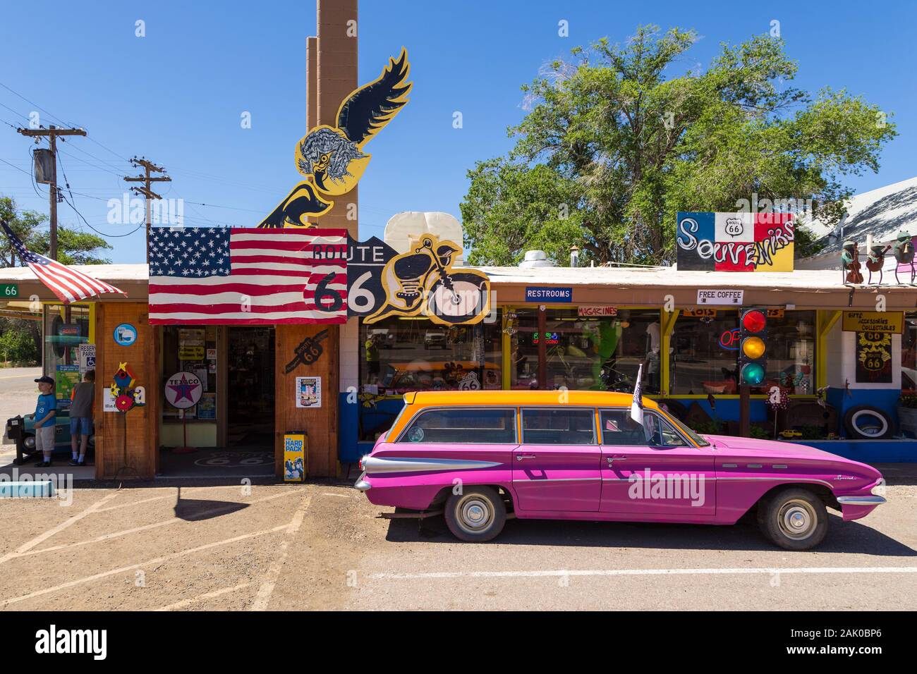 Seligman, Arizona, USA- 01 juin 2015 : Ancien, antique voiture garée sur la mythique Route 66. Boutiques de souvenirs et un symbole de la célèbre rue dans le backg Banque D'Images