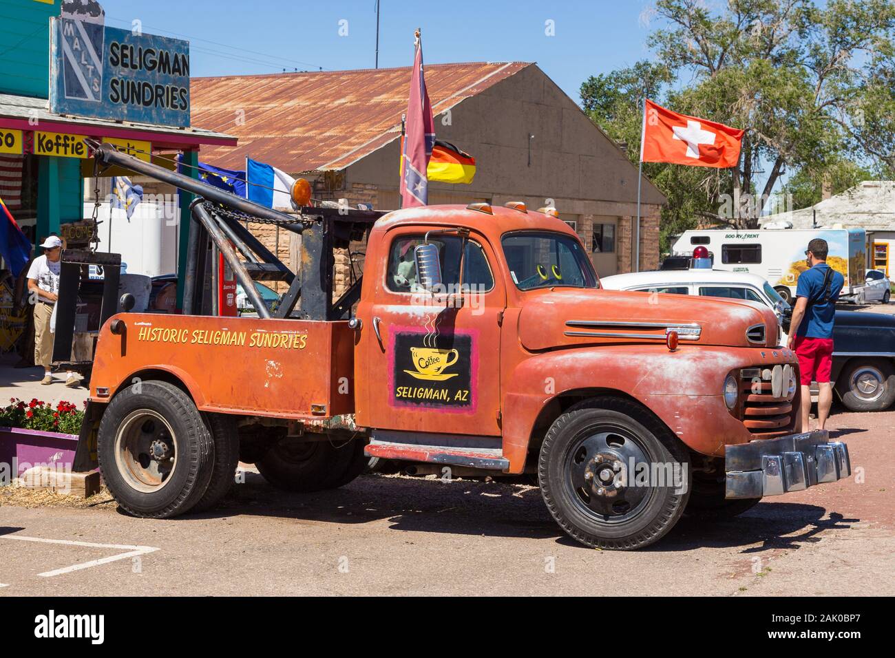Seligman, Arizona, USA- 01 juin 2015 : Ancien, antique voiture garée sur la mythique Route 66. Boutiques de souvenirs et un symbole de la célèbre rue dans le backg Banque D'Images