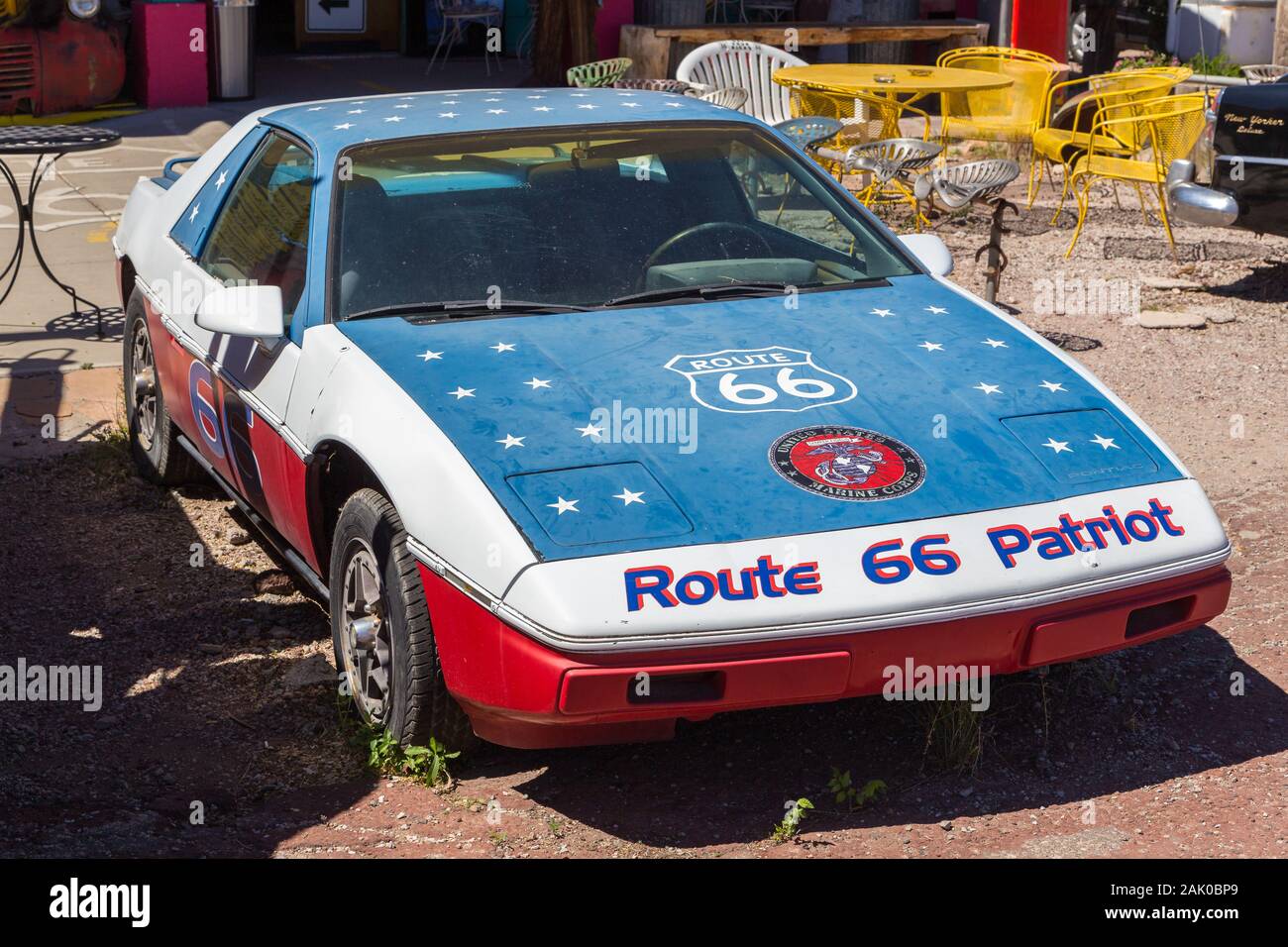 Seligman, Arizona, USA- 01 juin 2015 : Ancien, antique voiture garée sur la mythique Route 66. Boutiques de souvenirs et un symbole de la célèbre rue dans le backg Banque D'Images
