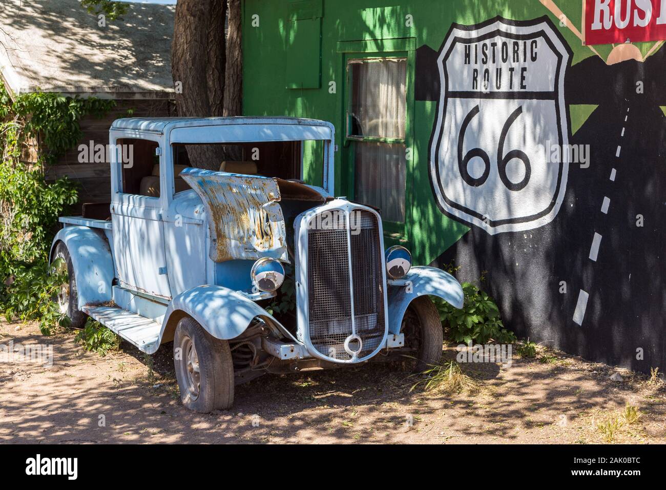 Seligman, Arizona, USA- 01 juin 2015 : Ancien, antique voiture garée sur la mythique Route 66. Boutiques de souvenirs et un symbole de la célèbre rue dans le backg Banque D'Images