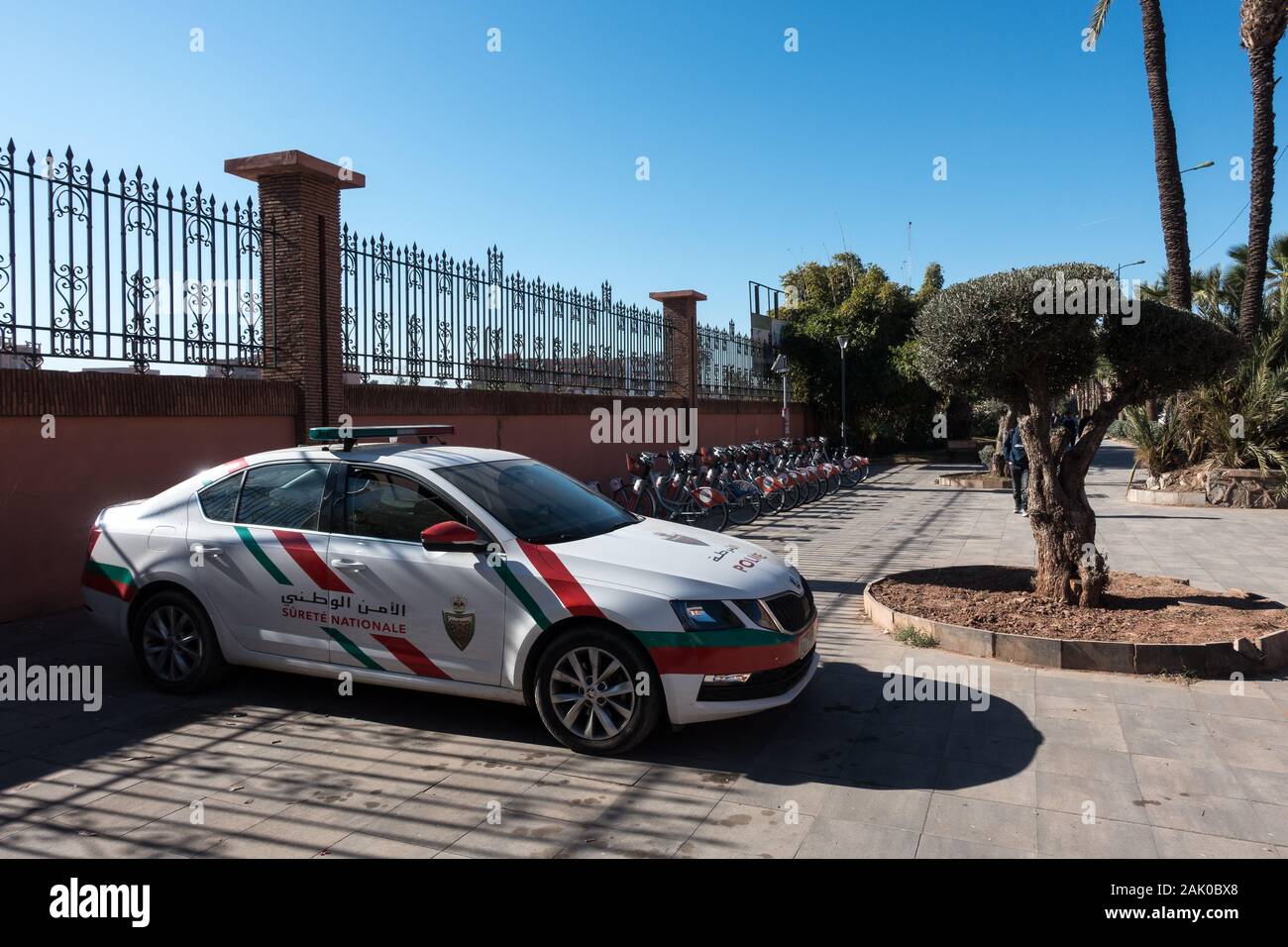 Marrakech location vélo flotte avec la police de proximité présents. Banque D'Images