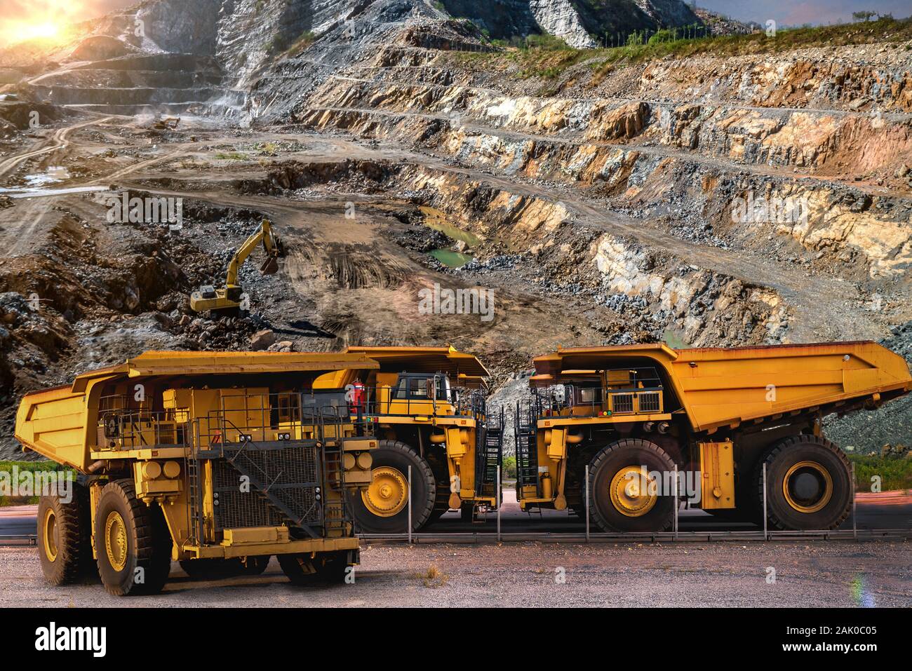 Gros chargement de camion à benne pour le transport de minéraux industriels à l'exploitation minière de l'or,Thaïlande Banque D'Images