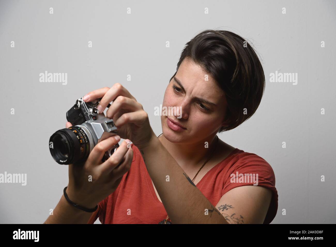 Jeune femme avec des photographies des Banque D'Images