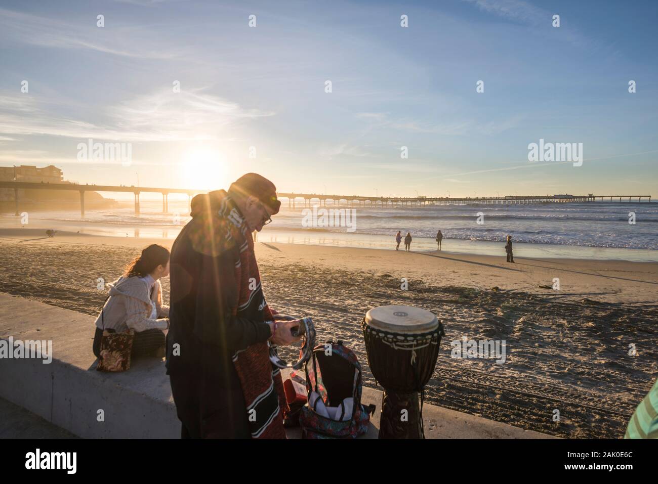 Scène d'hiver côtières à Ocean Beach avant le coucher du soleil. San Diego, Californie, USA. Plage et jetée de l'océan en arrière-plan. Banque D'Images