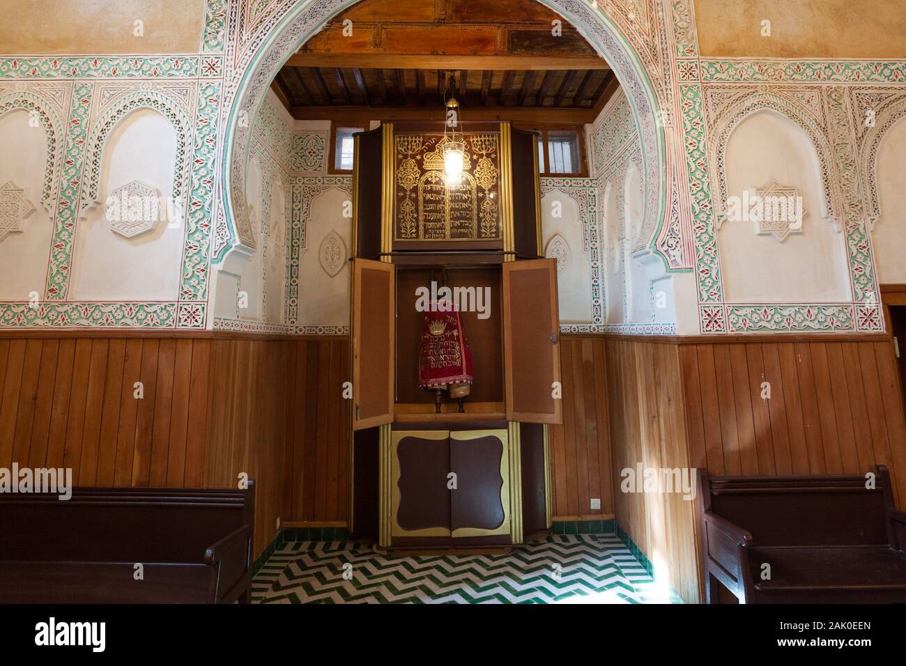 Intérieur de la synagogue Slat Al Fassiyine avec arche de Torah (Aron Kodesh) et défilement de Torah (Sefer Torah) dans le centre, Fes (Fez), Maroc Banque D'Images