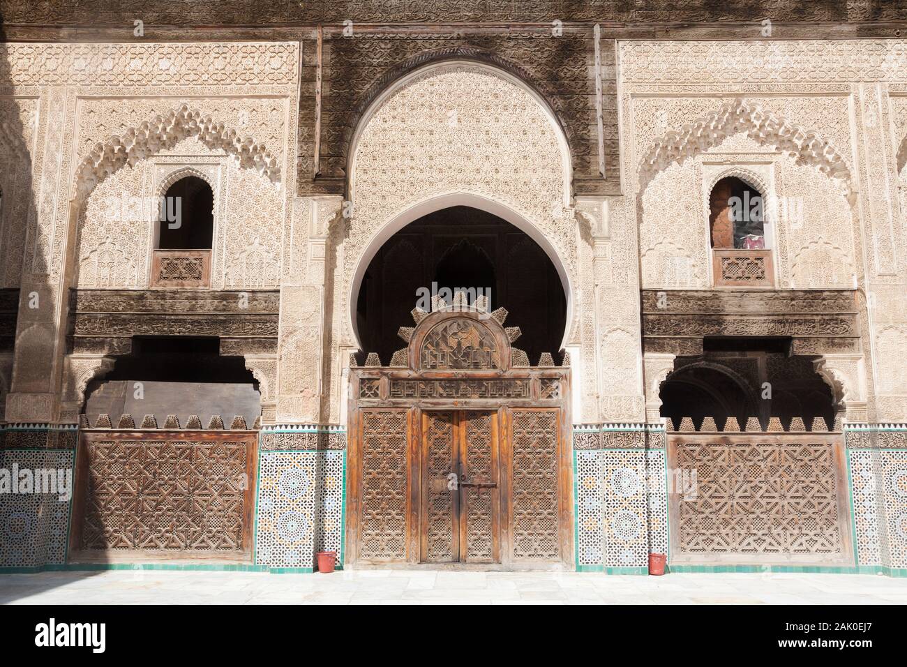 Ornements impressionnants (y compris zellige et muqarnas) sur la cour de Bou Inania Madrasa à Fes (Fez), Maroc Banque D'Images
