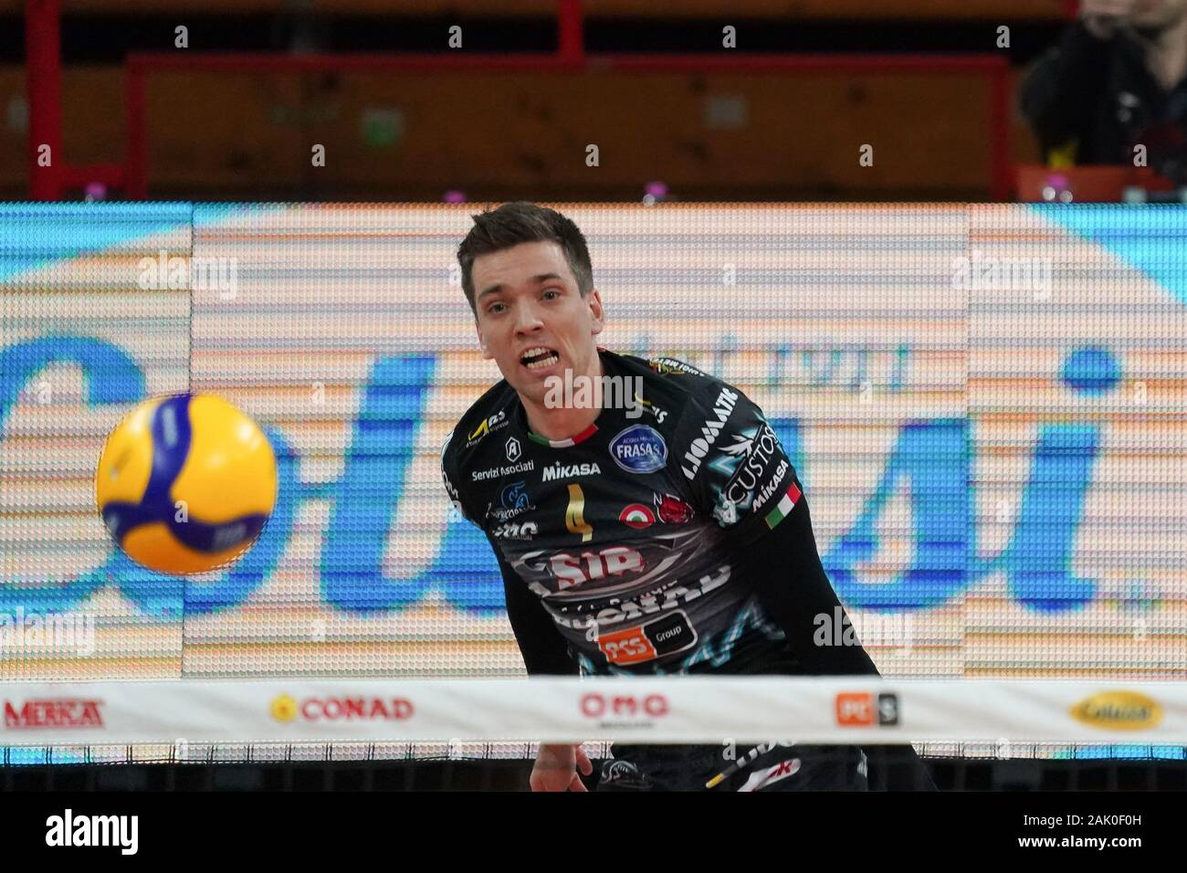 Pérouse, Italie. 08Th Jan, 2020. sjoerd hoogendoorn (n.4 en face de sir spiker conad Pérouse) sur la sécurité publique lors du test Match - Sir Safety Pérouse Conad vs Skra Belchatow, volley-ball test Match à Perugia, Italie, le 06 janvier 2020 : Crédit Photo Agency indépendante/Alamy Live News Banque D'Images